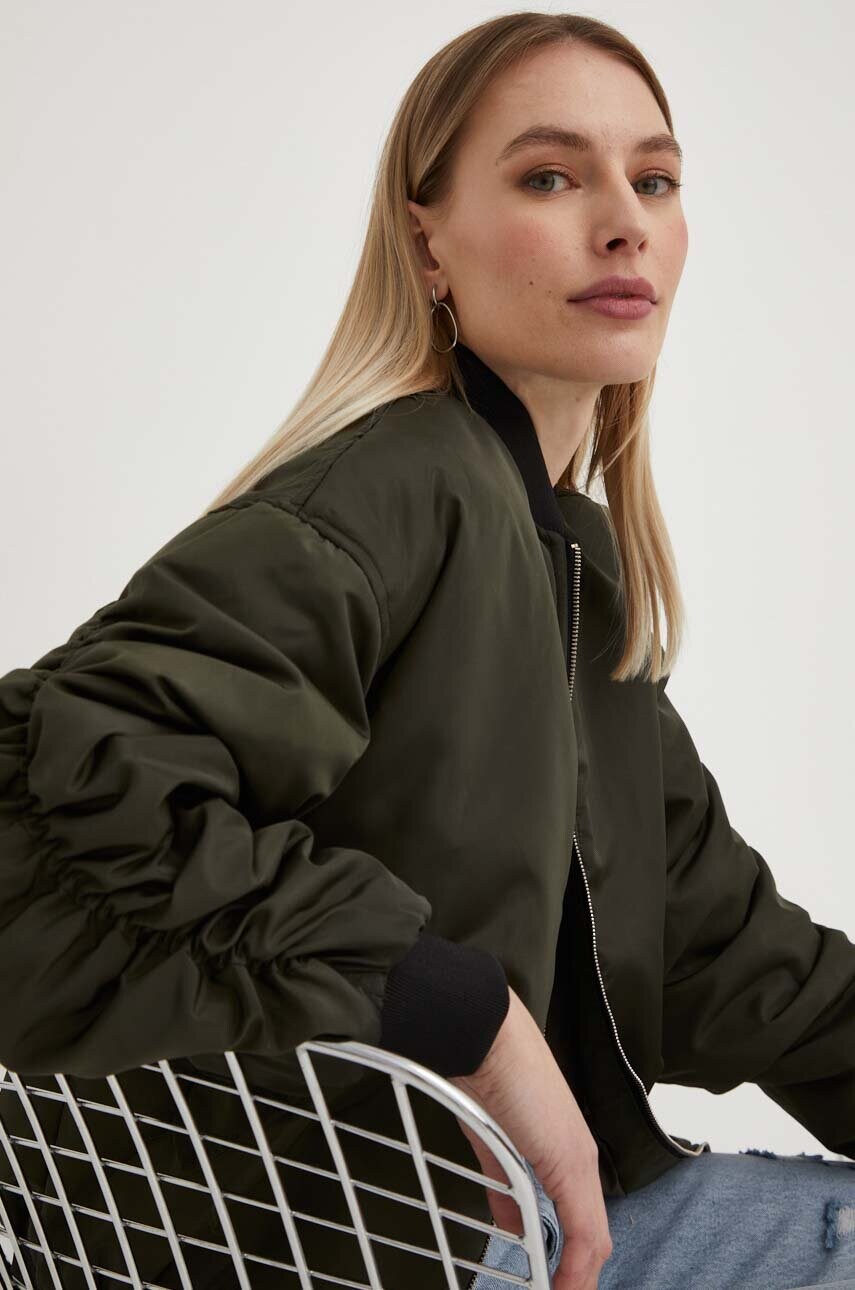 

Куртка-бомбер Answear Lab женский цвет зелёный переходная oversize