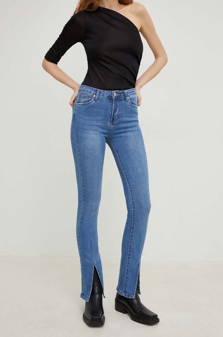 Džíny Answear Lab X limitovaná kolekce SISTERHOOD dámské, medium waist - modrá -  70 % Bavlna