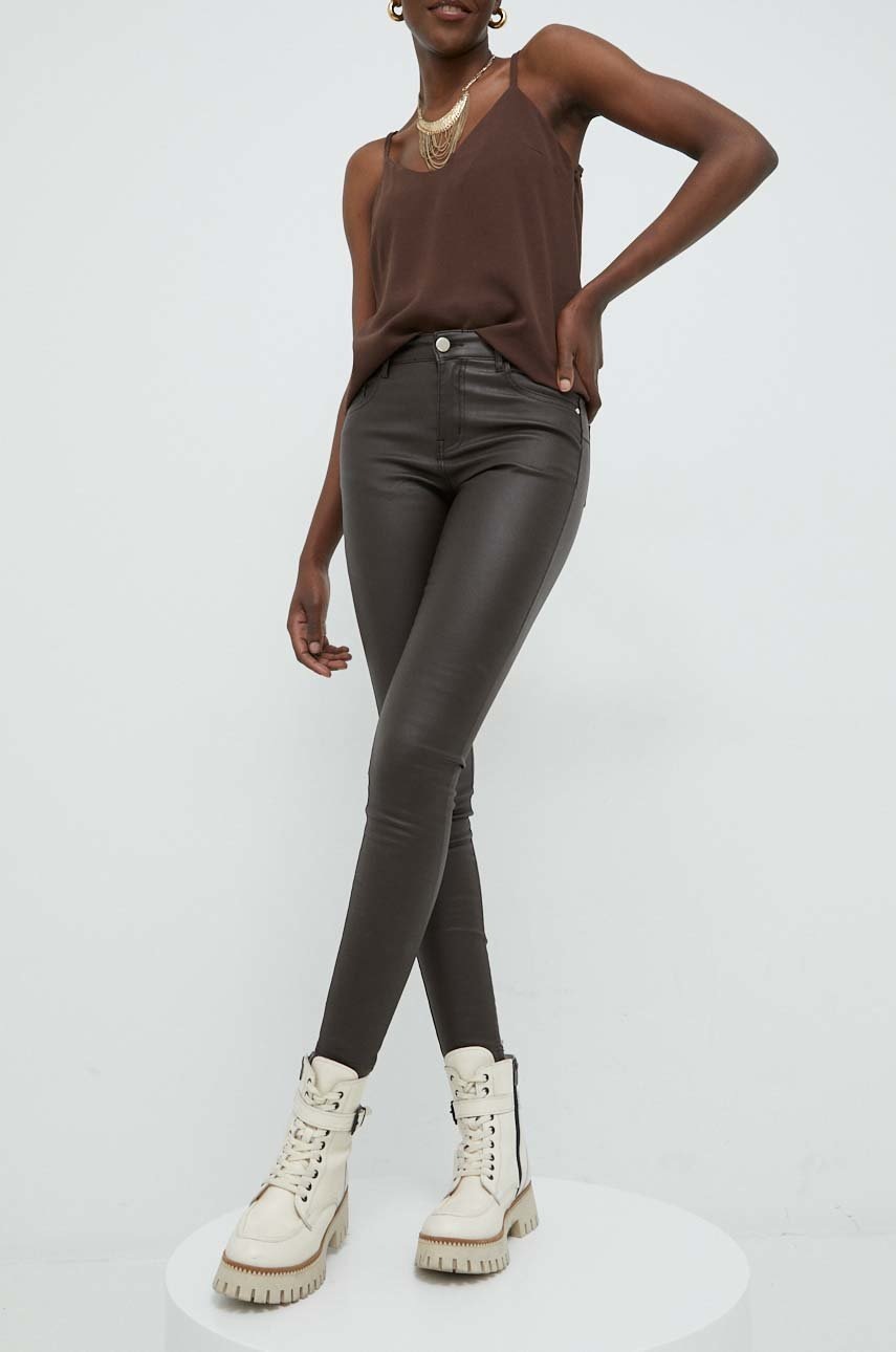 

Панталони Answear Lab в кафяво с кройка по тялото, със стандартна талия, Кафяв