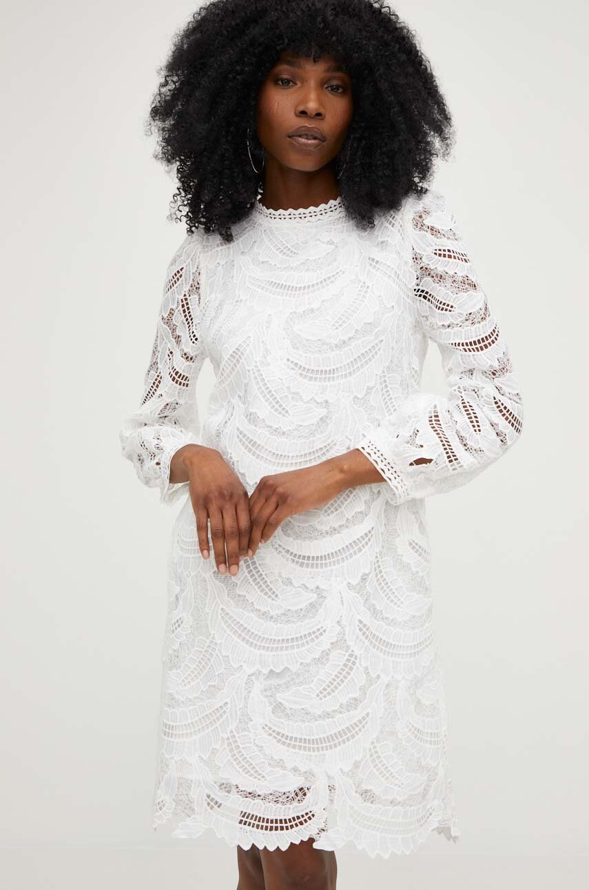 

Рокля Answear Lab x limited collection SISTERHOOD в бяло къс модел със стандартна кройка, Бял