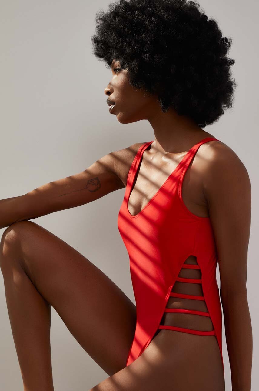 

Цял бански Answear Lab в червено с леко подплатени чашки, Червен