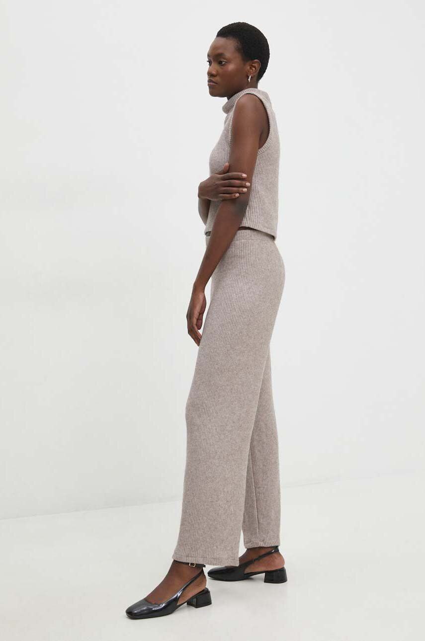E-shop Vesta a kalhoty Answear Lab béžová barva