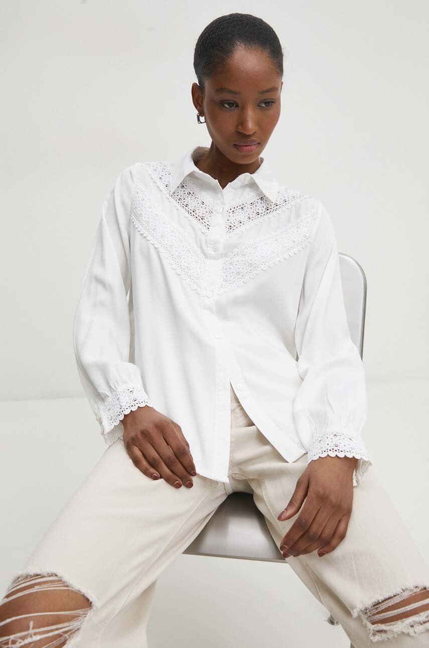 Levně Košile Answear Lab dámská, bílá barva, regular, s klasickým límcem
