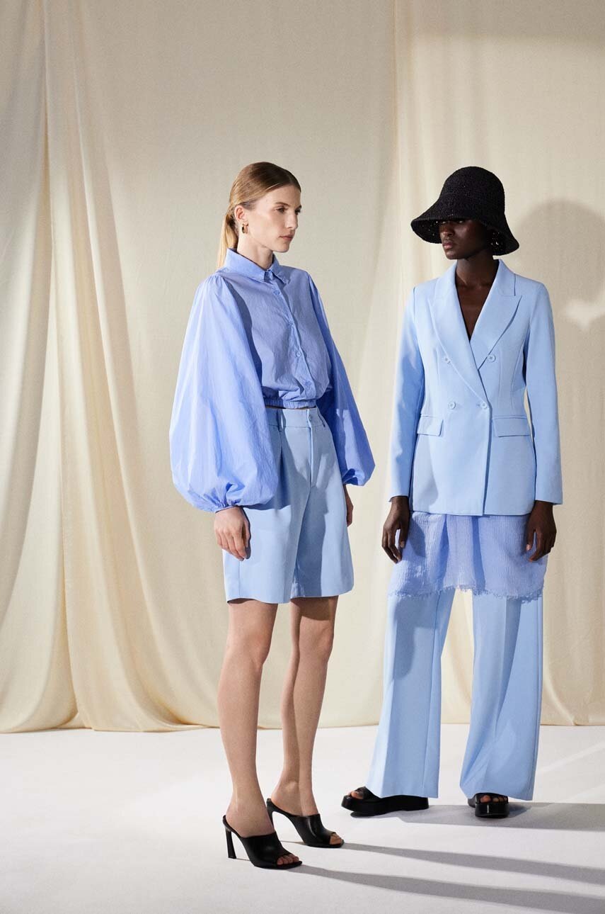 

Памучна риза Answear Lab дамска в синьо със стандартна кройка с класическа яка, Син