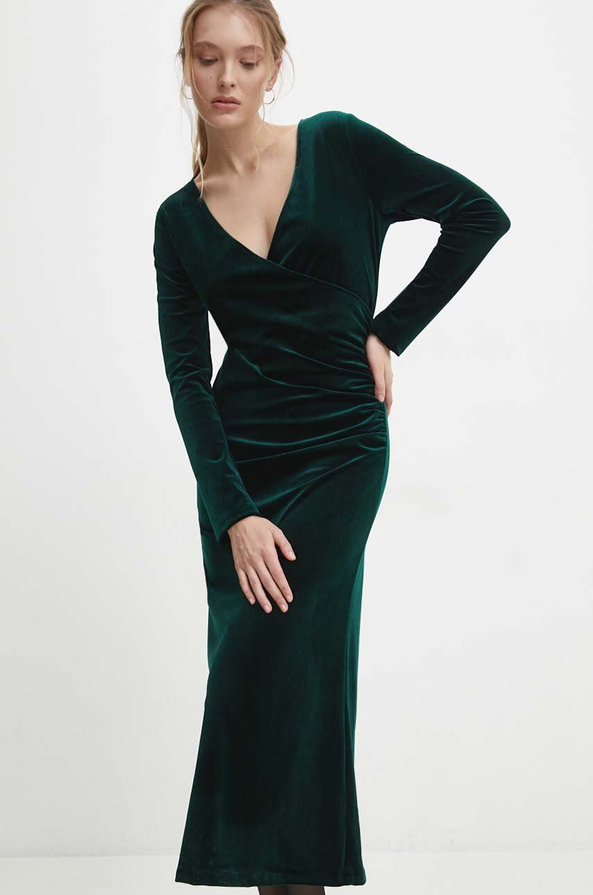 Levně Velurové šaty Answear Lab zelená barva, maxi
