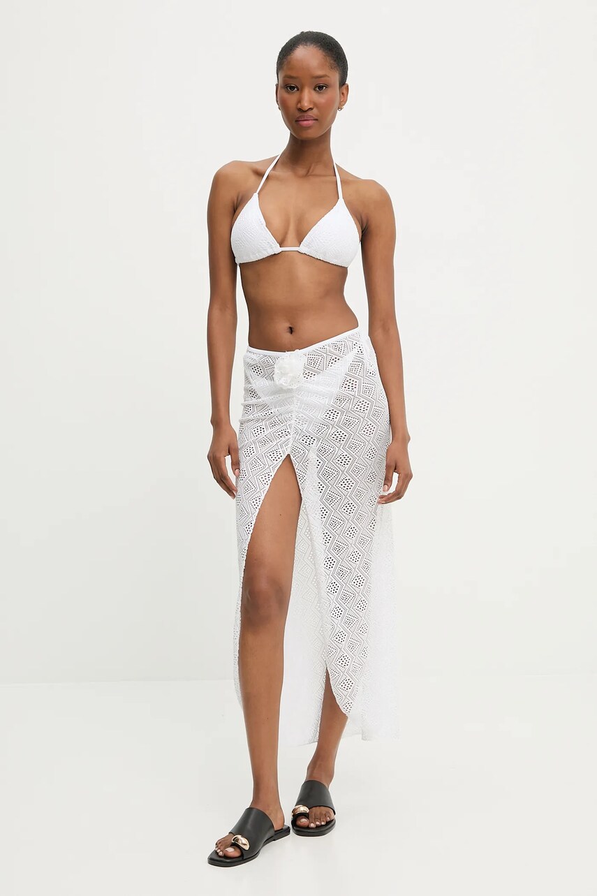 Answear Lab costum de baie din doua piese cu fusta culoarea alb, cupa usor rigidizata