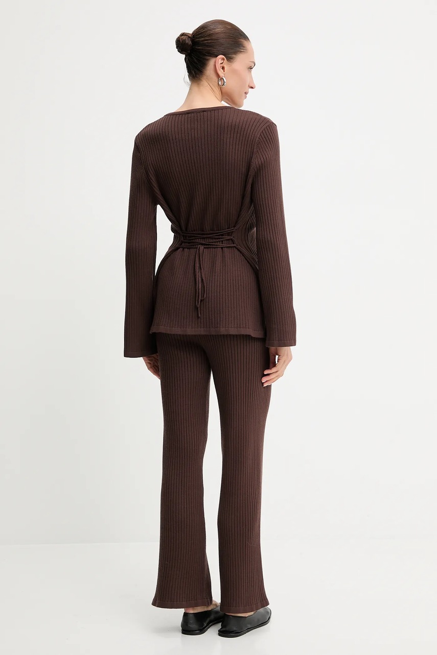 Πουλόβερ και παντελόνι Answear.LAB χρώμα: καφέ φωτογραφία