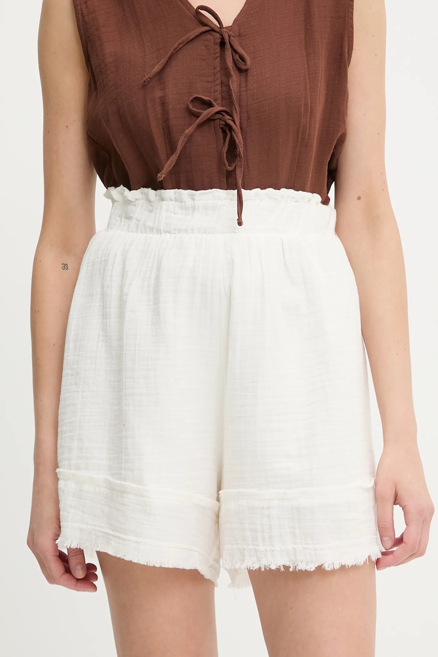 Answear Lab pantaloni scurti culoarea bej, neted, high waist
