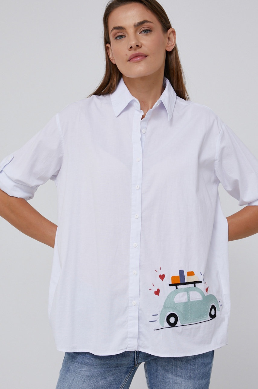 

Памучна риза Answear Lab дамска в бяло със свободна кройка с класическа яка, Бял