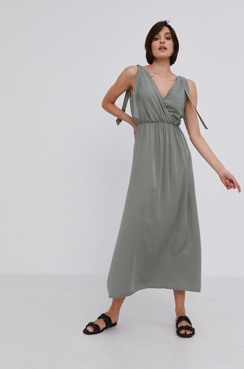 

Платье Answear Lab maxi расклешённое