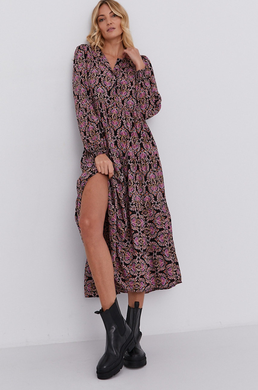 

Рокля Answear Lab в черно среднодълъг модел с уголемена кройка, Черен