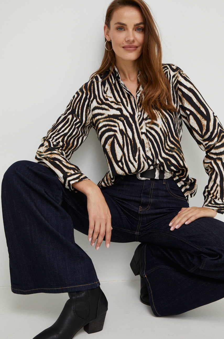 

Риза Answear Lab дамска в черно със стандартна кройка с класическа яка, Черен