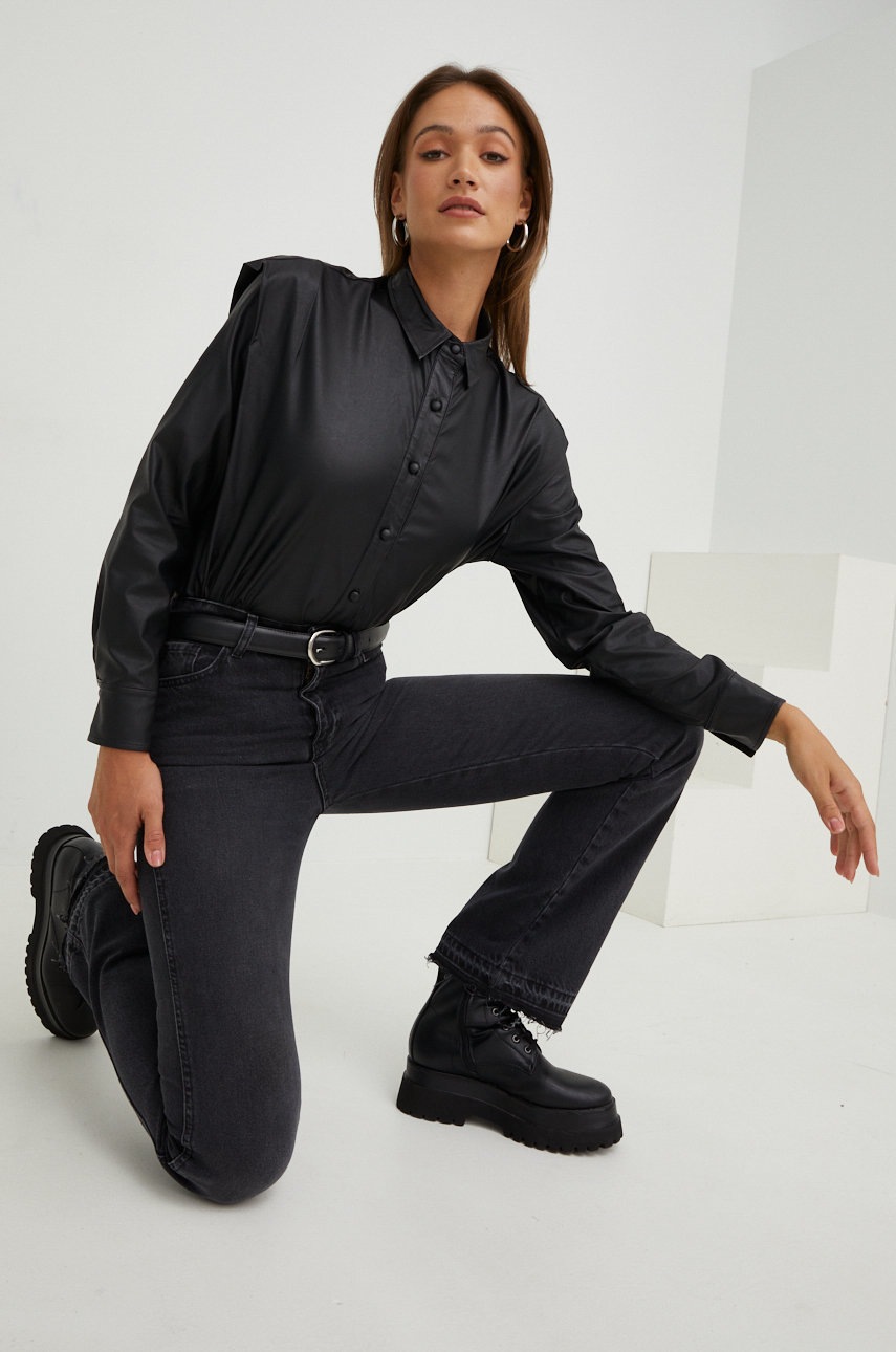 

Риза Answear Lab дамска в черно със стандартна кройка с класическа яка, Черен