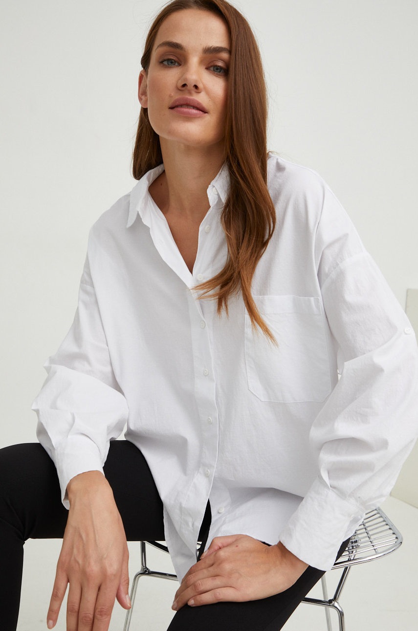 

Памучна риза Answear Lab дамска в бяло със свободна кройка с класическа яка, Бял