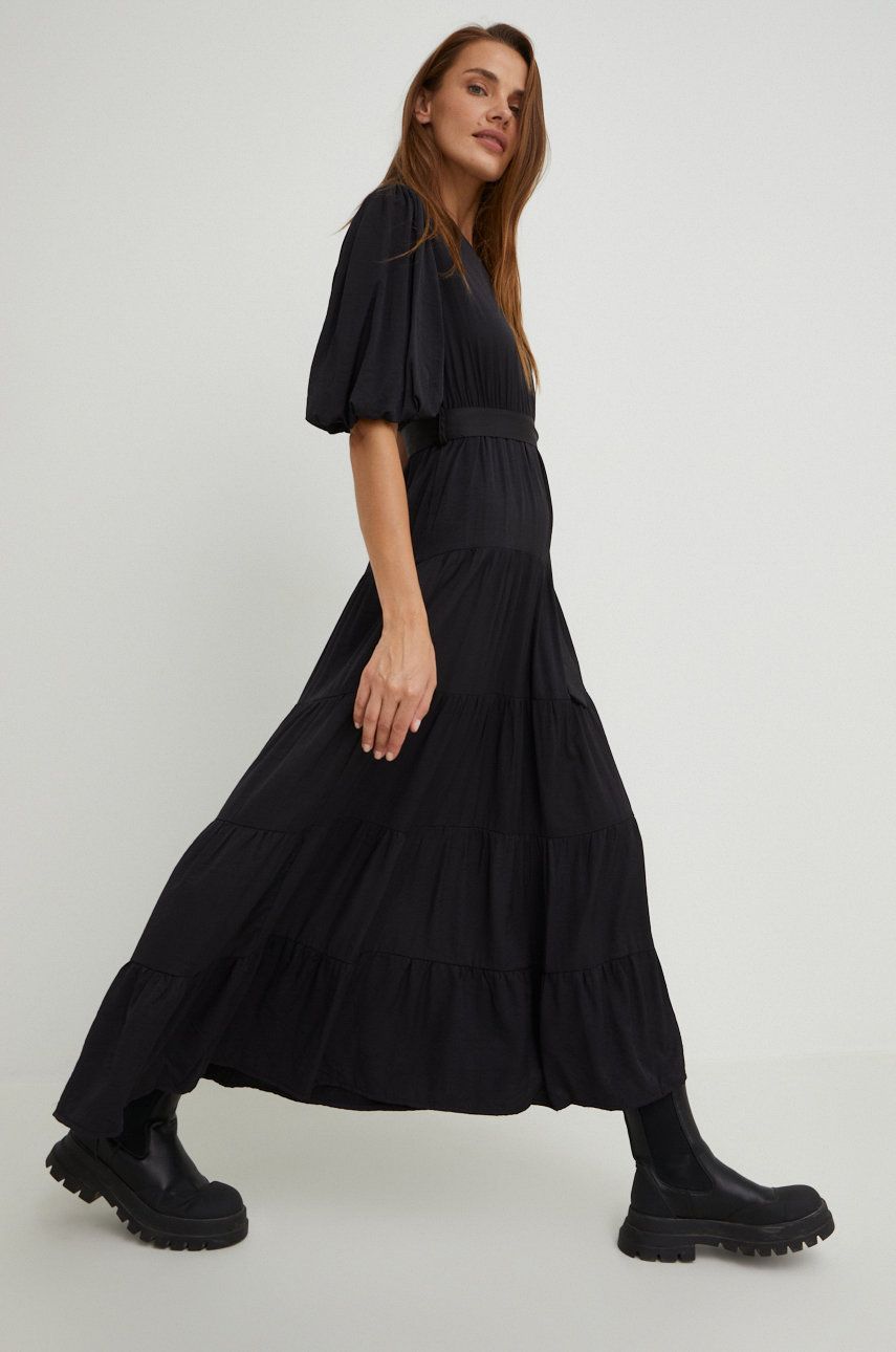 Answear Lab sukienka z jedwabiem Silk Blend kolor czarny maxi rozkloszowana
