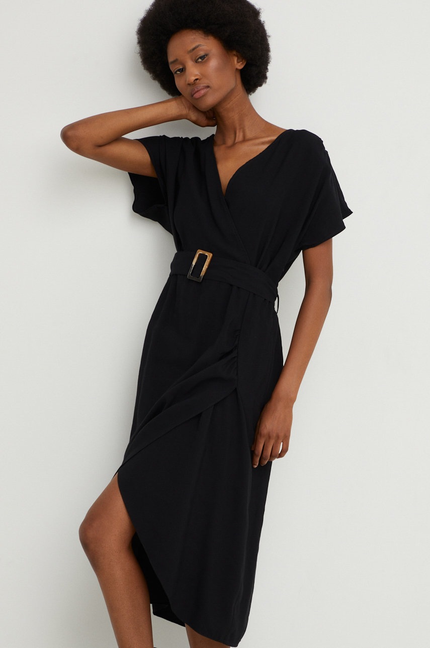 

Рокля Answear Lab в черно къс модел разкроен модел, Черен