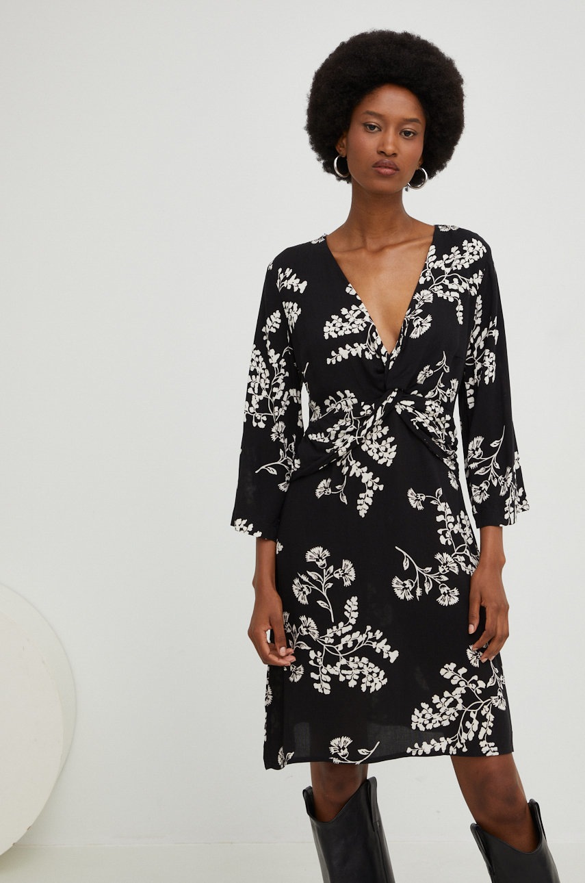 

Рокля Answear Lab в черно къс модел разкроен модел, Черен