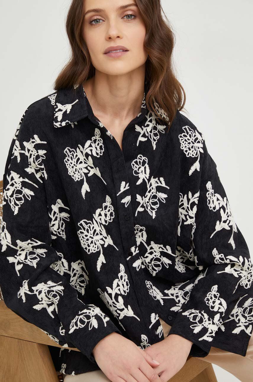 Levně Manšestrová košile Answear Lab černá barva, relaxed, s klasickým límcem
