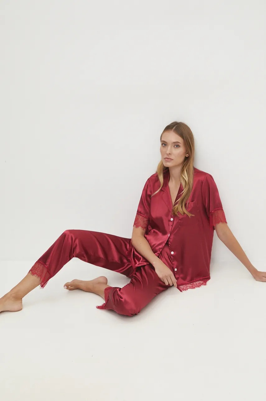 

Пижама Answear Lab дамска в бордо от сатен