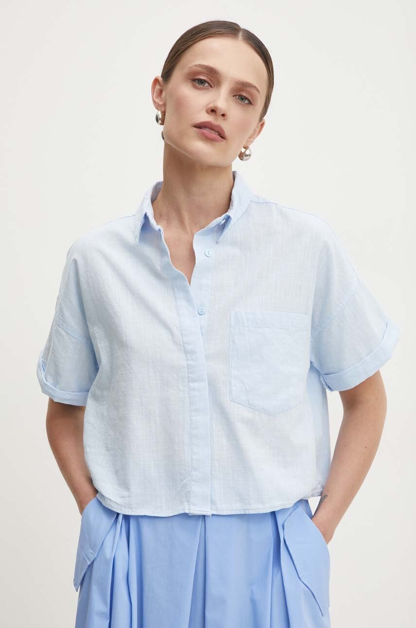 

Памучна риза Answear Lab дамска в синьо със свободна кройка с класическа яка, Син