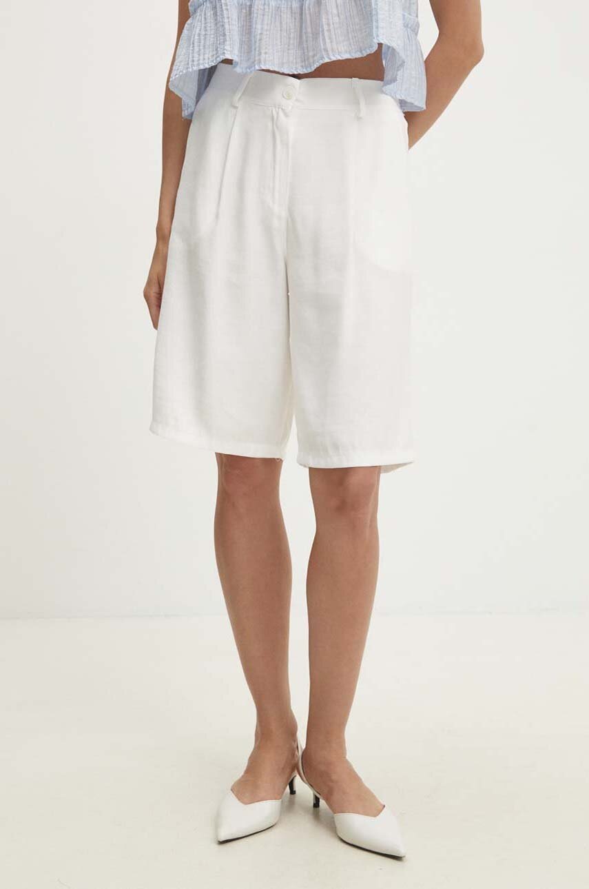 

Къс панталон Answear Lab в бяло с изчистен дизайн с висока талия, Бял