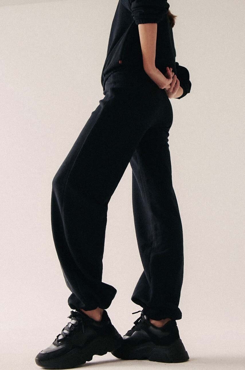 Спортивні штани MUUV. SUBTLE COTTON колір чорний однотонні 