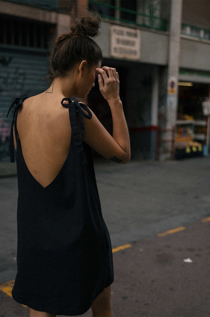 

Сукня MUUV Backless Bow колір чорний mini oversize