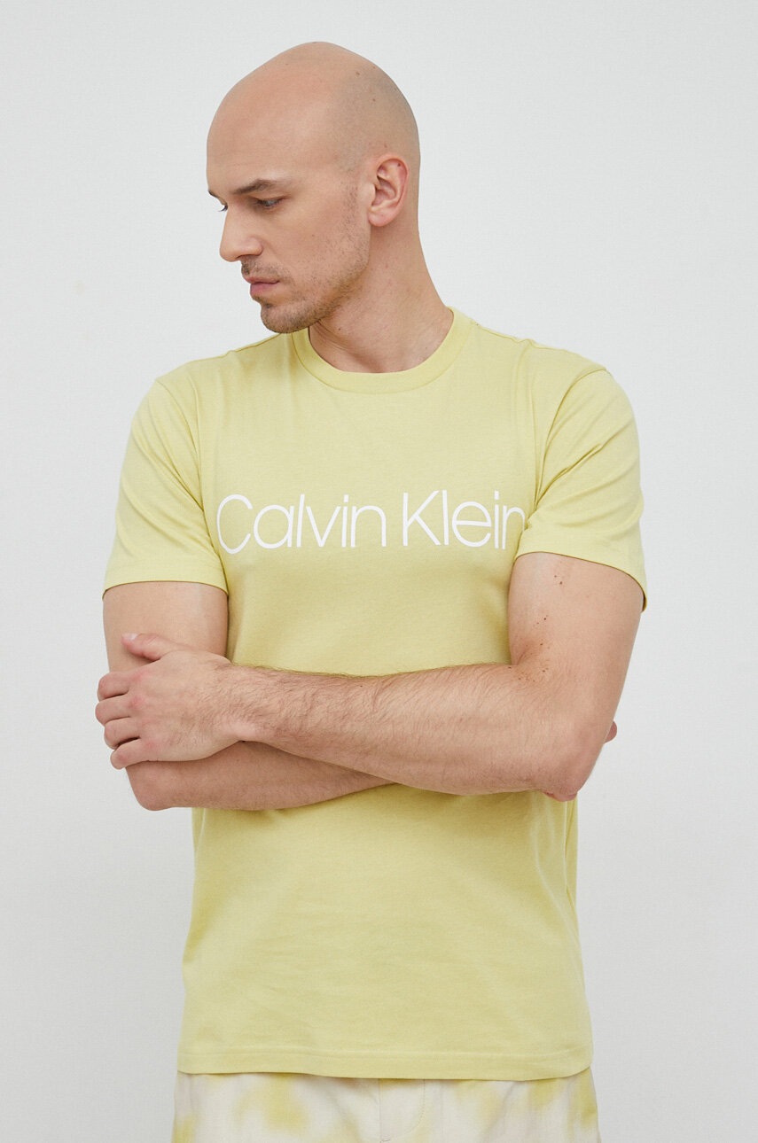 

Памучна тениска Calvin Klein В жълто с принт, Жълт