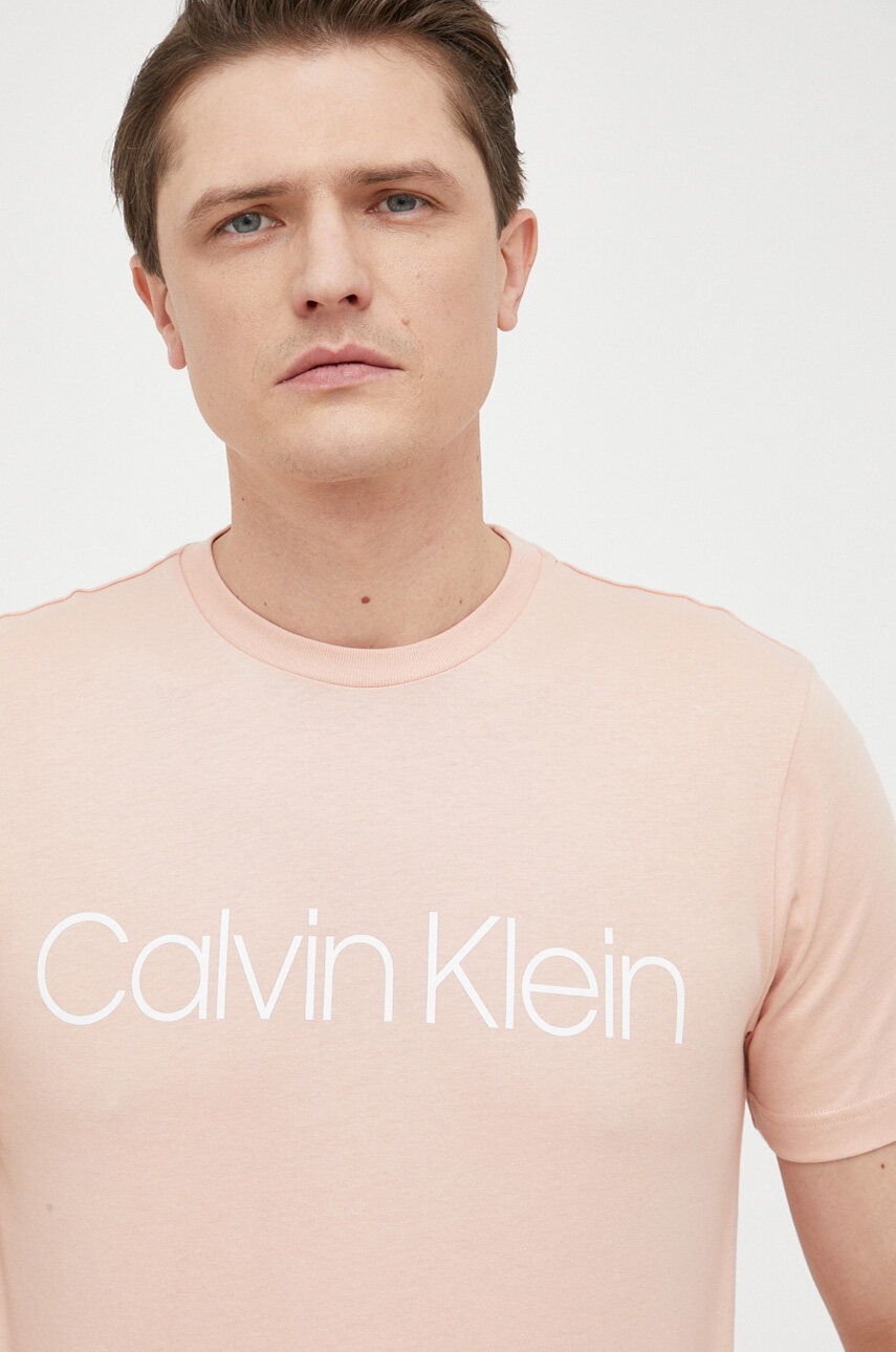

Памучна тениска Calvin Klein в розово с принт, Розов