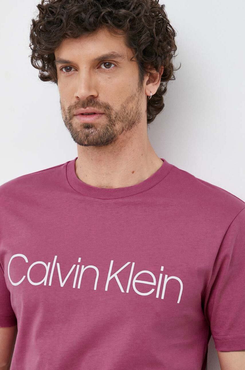 

Памучна тениска Calvin Klein в лилаво с принт, Виолетов