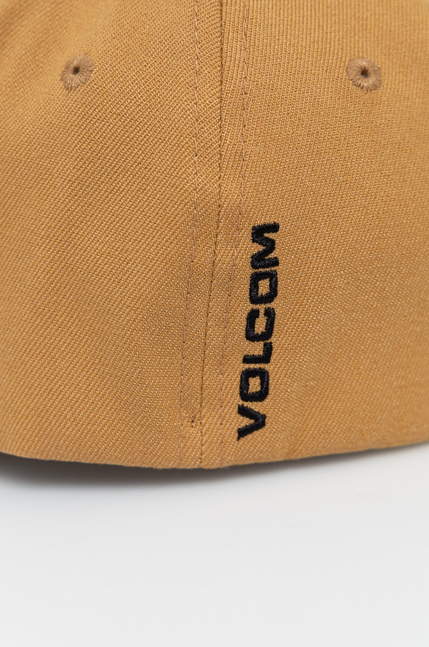 

Шапка Volcom цвет бежевый с аппликацией