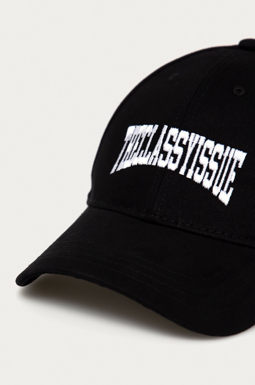 

Шапка The Classy Issue цвет чёрный с аппликацией
