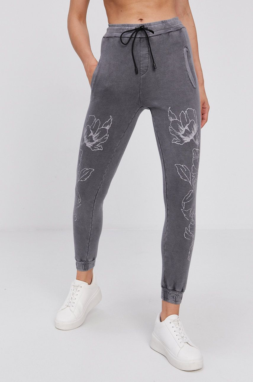 LaBellaMafia Pantaloni femei, culoarea gri, cu imprimeu answear.ro imagine 2022 13clothing.ro