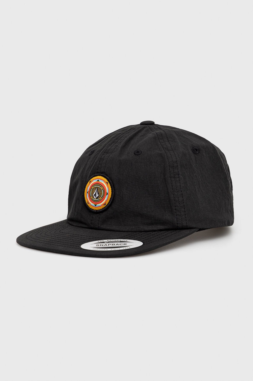 

Шапка Volcom в черно с апликация, Черен