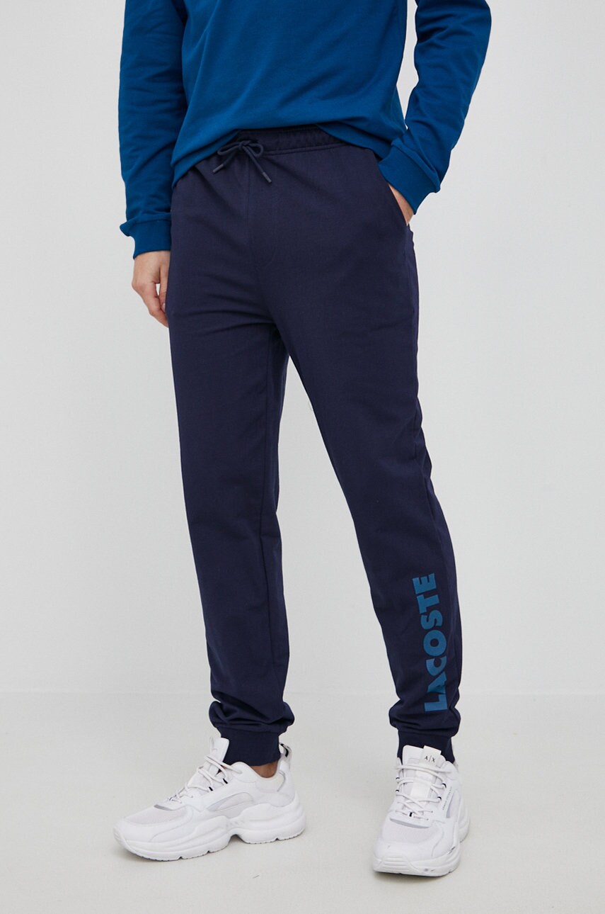 Lacoste pantaloni barbati, culoarea albastru marin, cu imprimeu