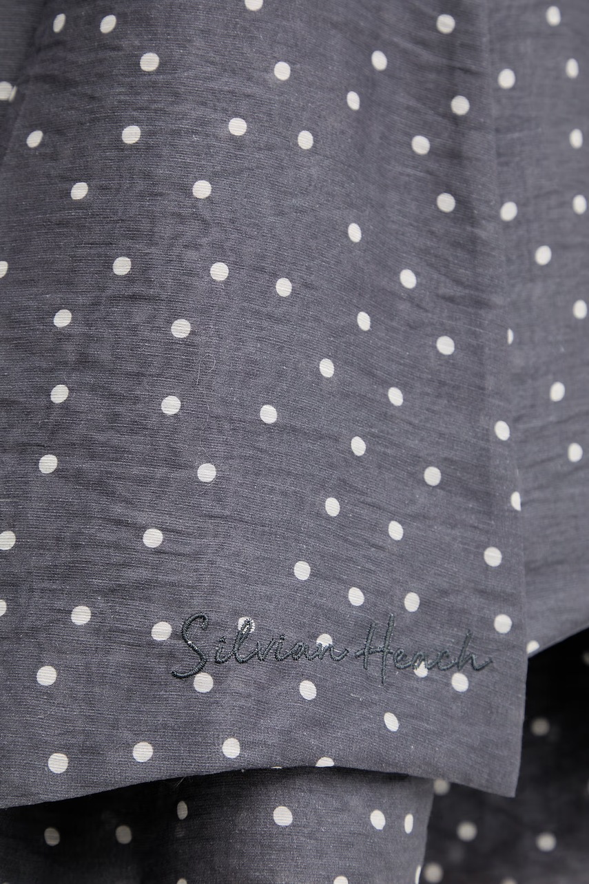 Šaty s příměsí lnu Silvian Heach KOMOTI (obrázek 5)