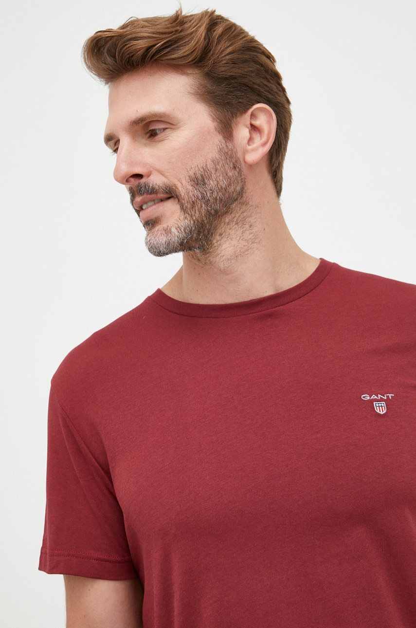 

Памучна тениска Gant в бордо с апликация
