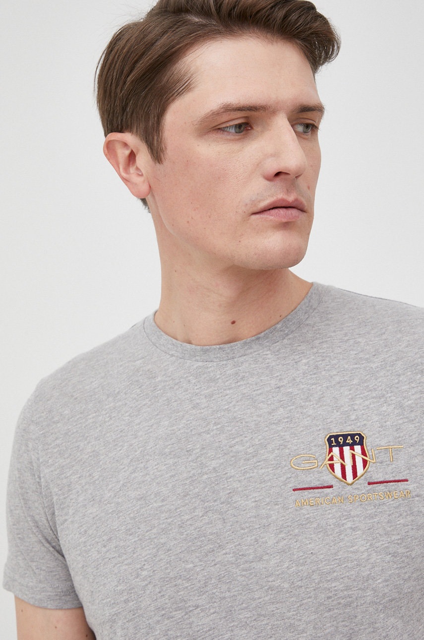 

Тениска Gant в сиво с апликация, Сив