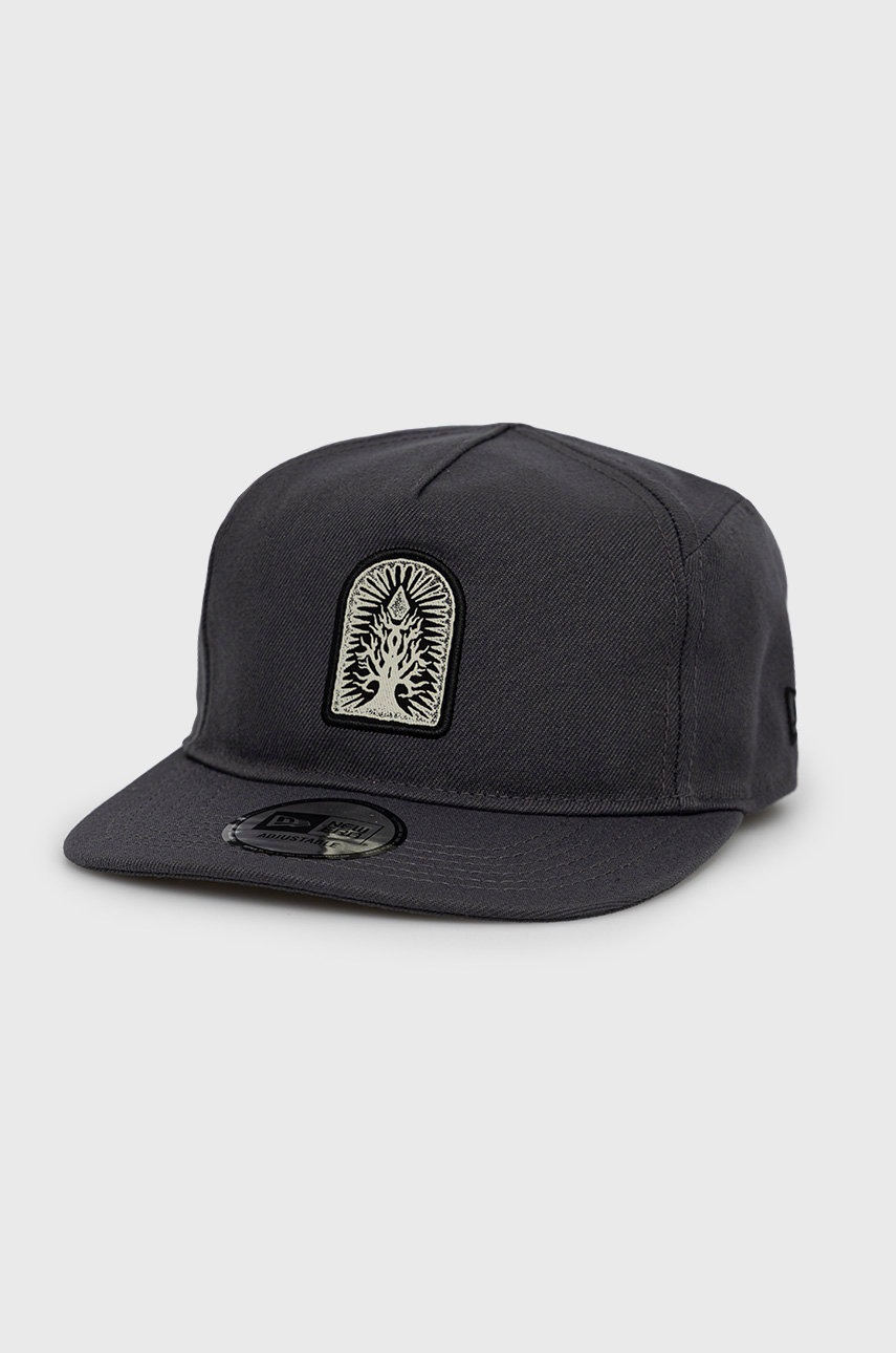 

Шапка Volcom в сиво с апликация, Сив