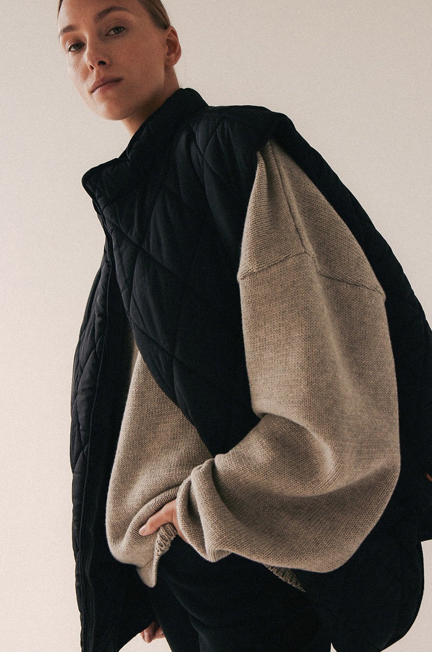 

Безрукавка MUUV. Kamizelka Oversize Les Formes женская цвет чёрный переходной