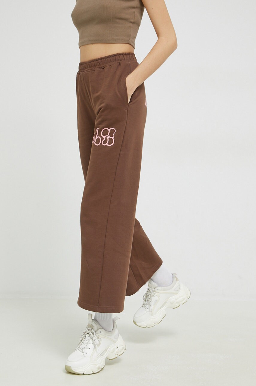 Local heroes pantaloni de trening din bumbac femei, culoarea maro, cu imprimeu