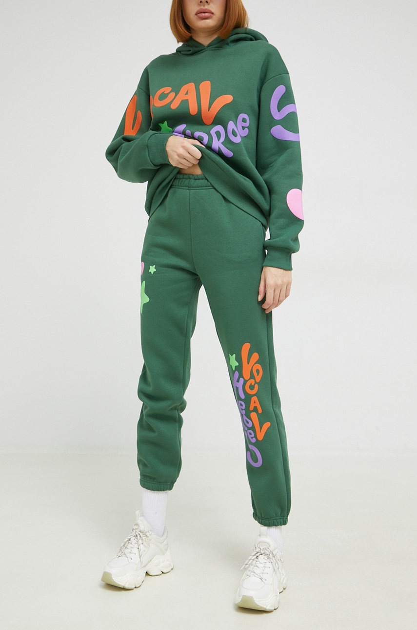 

Спортен панталон Local Heroes в зелено с принт, Зелен