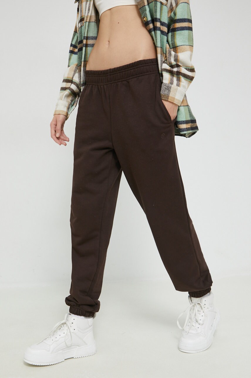 Cross Jeans pantaloni de trening femei, culoarea maro, neted