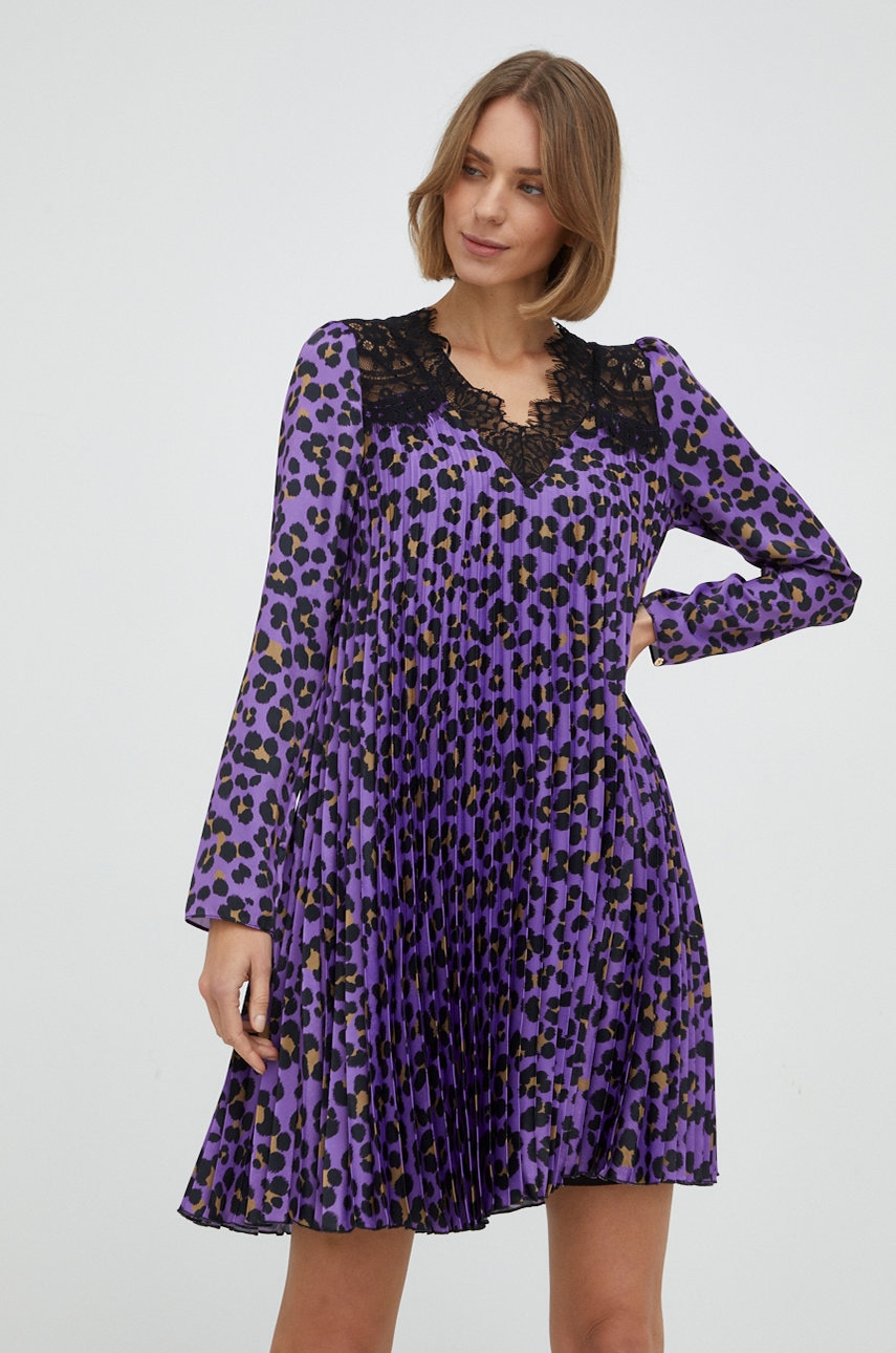 Nissa Rochie Mini, Drept