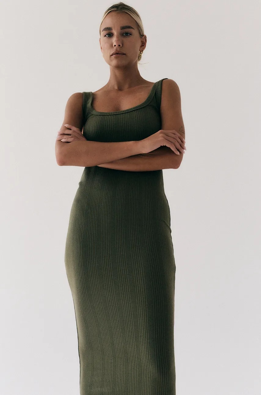 MUUV. rochie sukienka długa FENDU culoarea alb, midi, mulata MUUV. rochie sukienka długa FENDU culoarea alb, midi, mulata