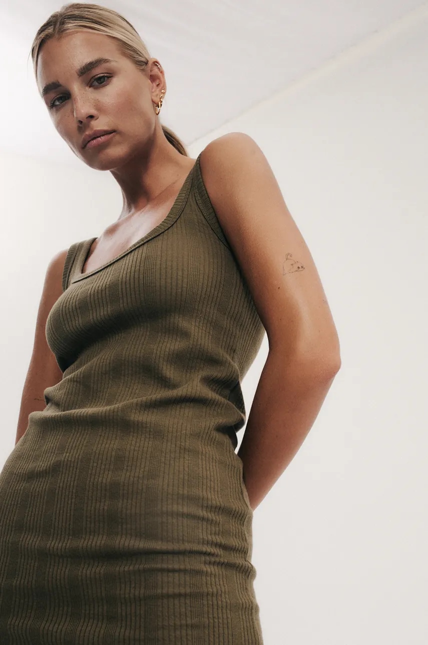 MUUV. rochie din bumbac FENDU culoarea verde, midi, mulată