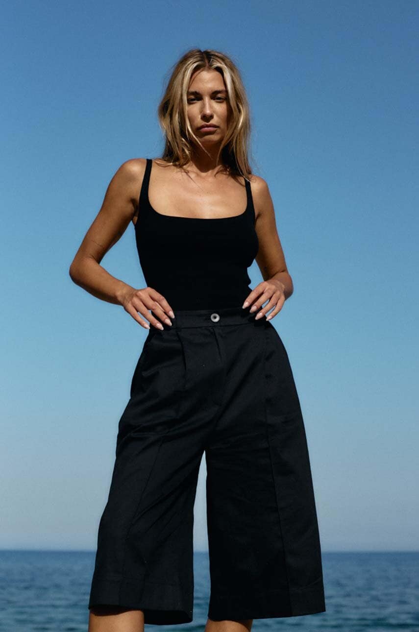 MUUV. pantaloni scurti din bumbac PORTEUR culoarea negru, neted, high waist MUUV. pantaloni scurti din bumbac PORTEUR culoarea negru, neted, high waist