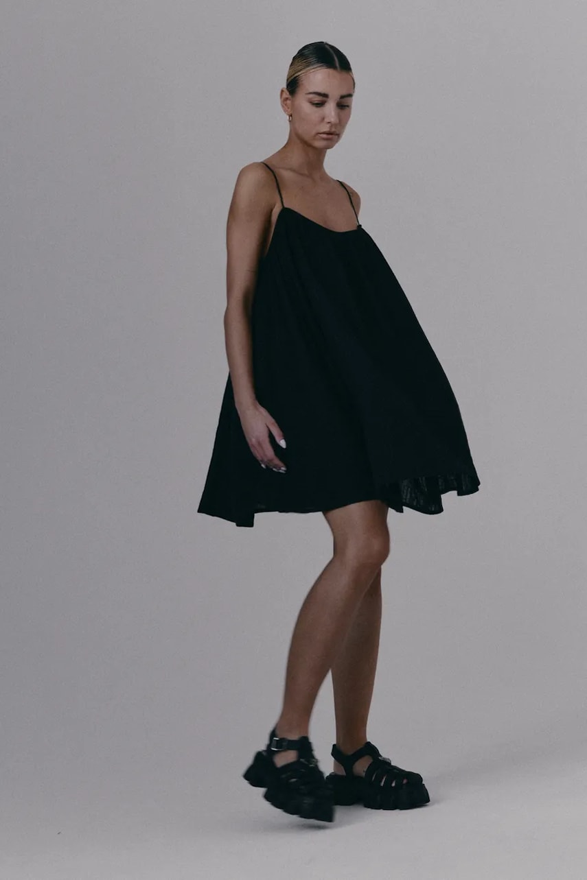 MUUV. rochie MINIME culoarea negru, mini, evazați