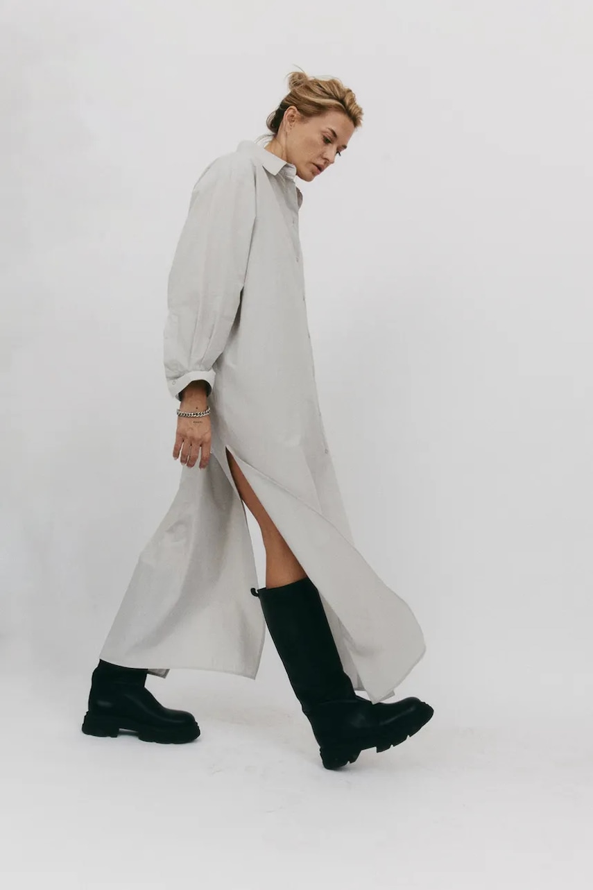 Levně Šaty MUUV. MEIE šedá barva, maxi, oversize