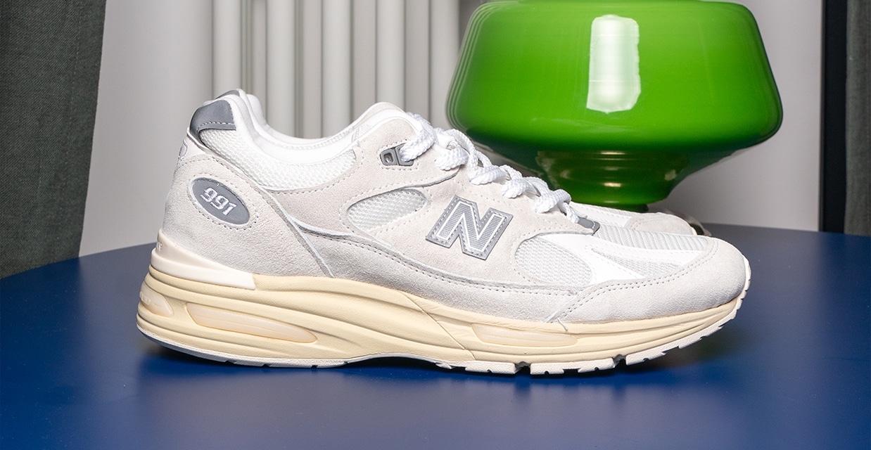 Wszystko zaczyna się w Flimby –
małej miejscowości na północy Anglii, gdzie od ponad 40 lat powstają najbardziej kultowe modele New Balance.